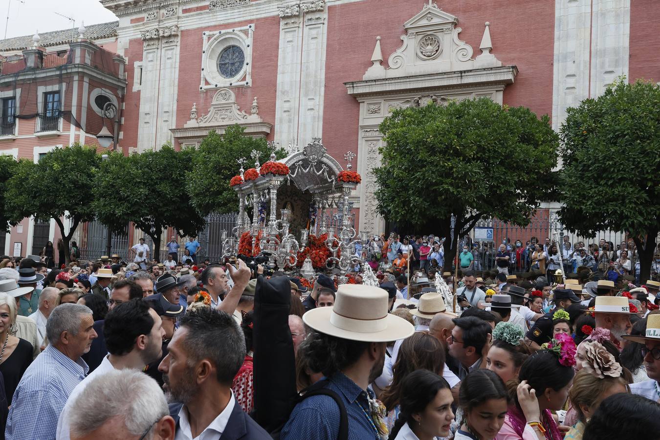 Salida de la hermandad de Sevilla hacia el Rocío