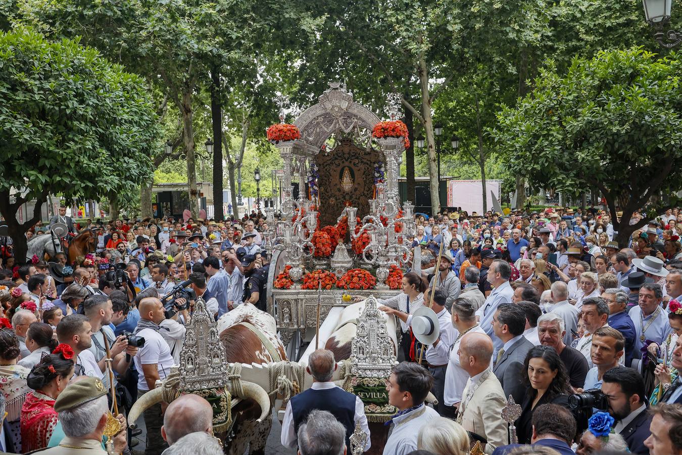 Salida de la hermandad de Sevilla hacia el Rocío