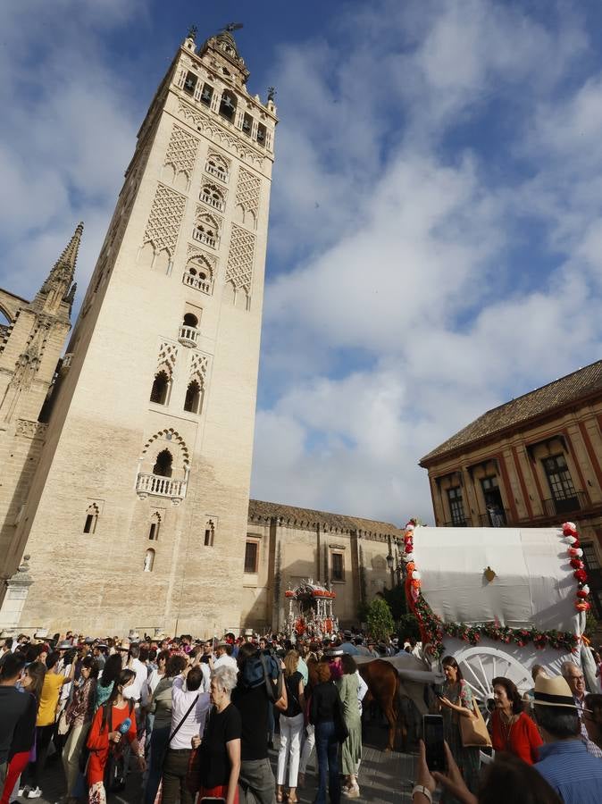 Salida de la hermandad de Sevilla hacia el Rocío