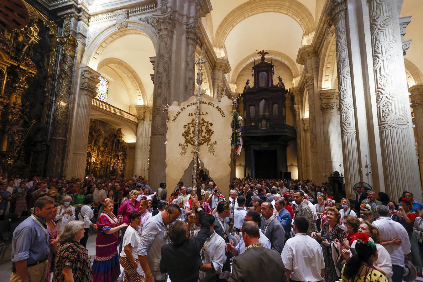 Salida de la hermandad de Sevilla hacia el Rocío