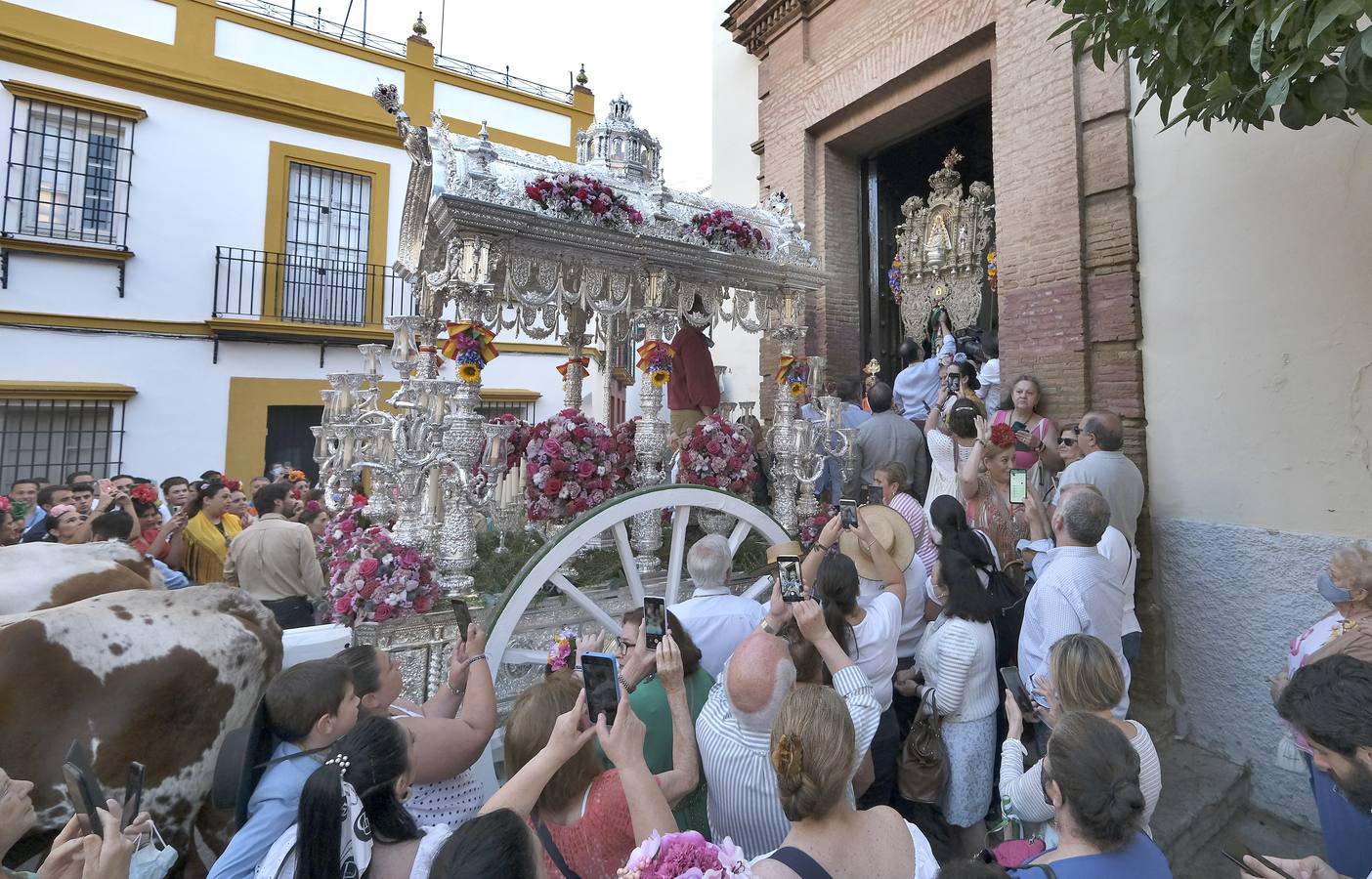 Salida de la hermandad del Rocío de la Macarena