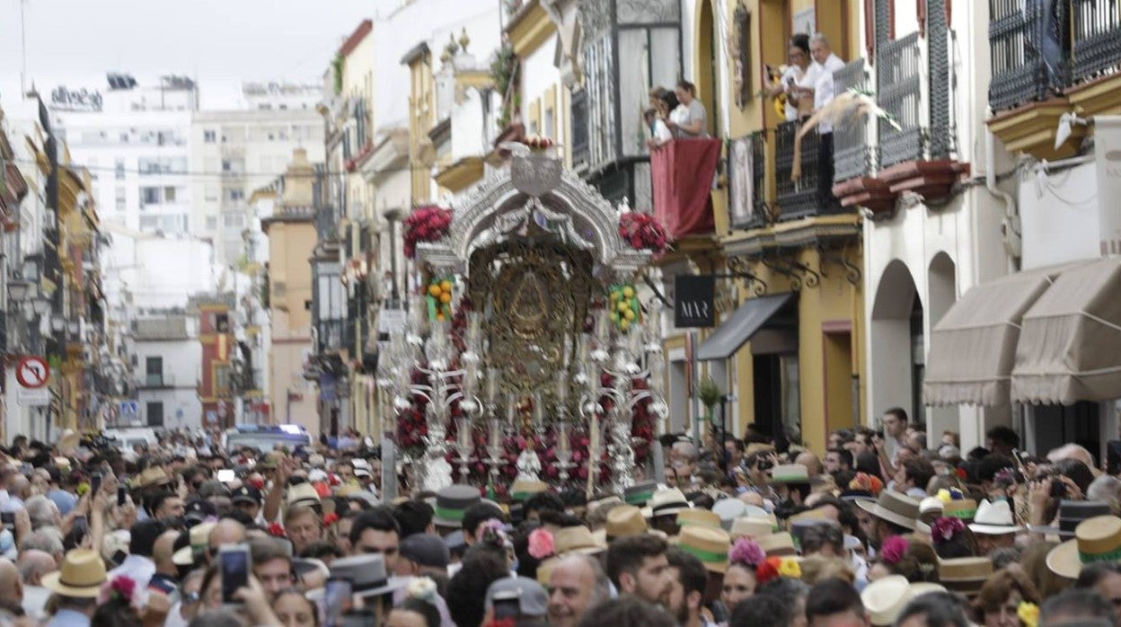 La hermandad de Triana parte al encuentro con la Virgen del Rocío