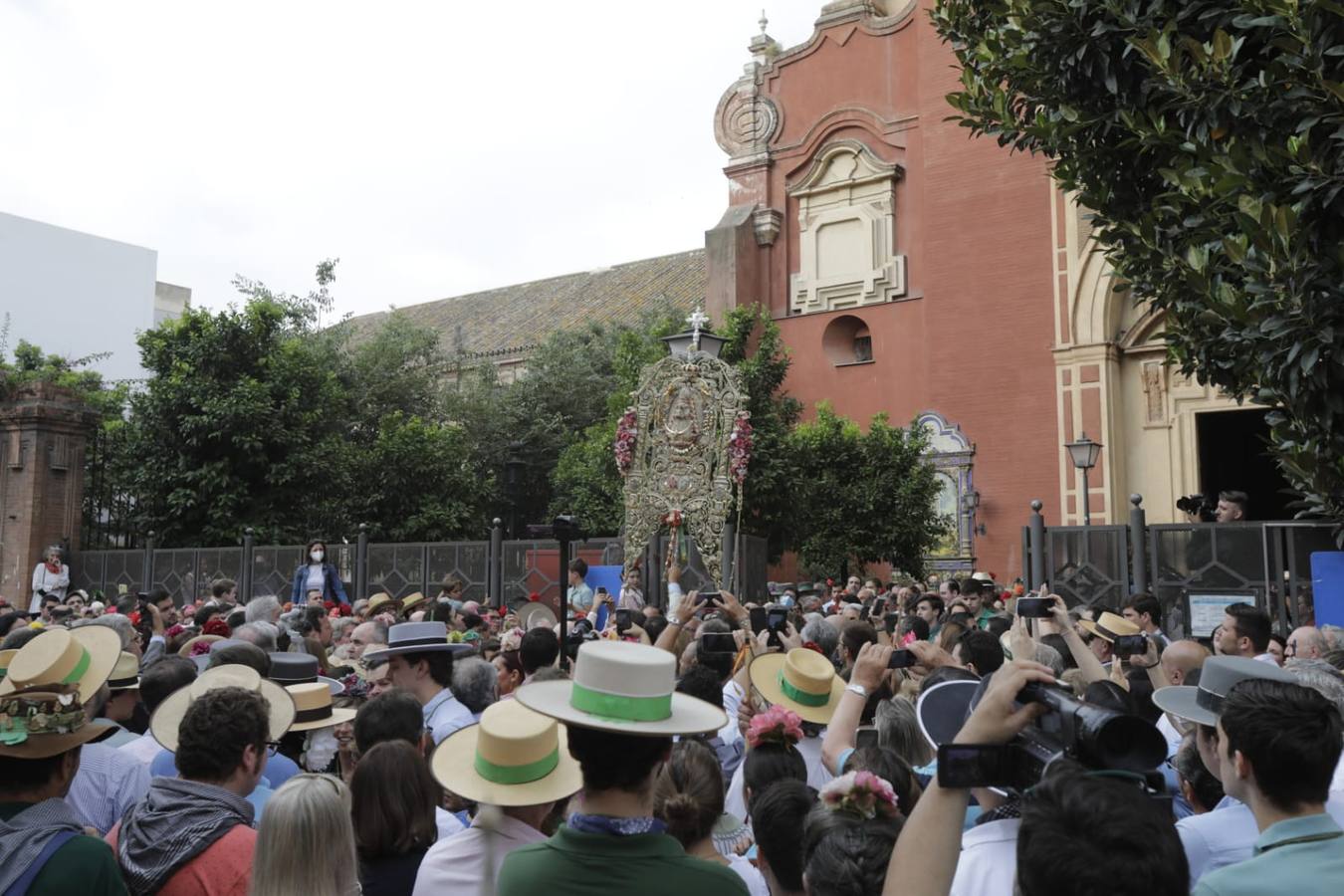 Salida de la hermandad del Rocío de Triana