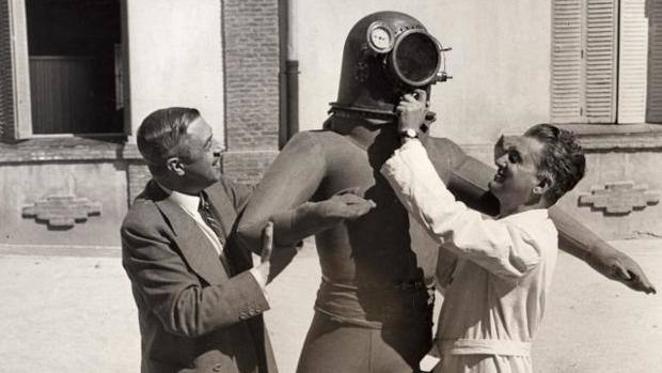 El primer traje presurizado: un invento español. El ingeniero militar granadino Emilio Herrera Linares diseñó en 1935 un prototipo de traje presurizado para un vuelo estratosférico en globo aerostático para medir la radiación en las capas altas de la atmósfera. Su ‘traje escafandra estranáutica’ se probaría al año siguiente, pero la Guerra Civil canceló los planes. Estaba constituido por una funda hermética de seda recubierta de caucho en la parte interior, recubierta de un armazón metálico articulado con pliegues en acordeón. Hombros, cadera, codos, rodillas y dedos eran móviles.