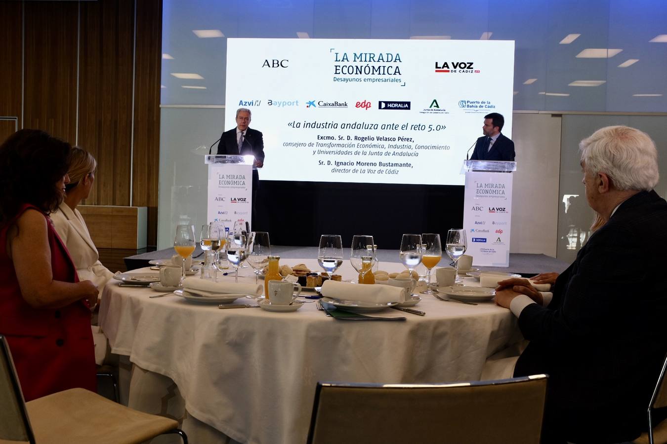 Fotos: Rogelio Velasco en la Mirada Económica de ABC y La Voz