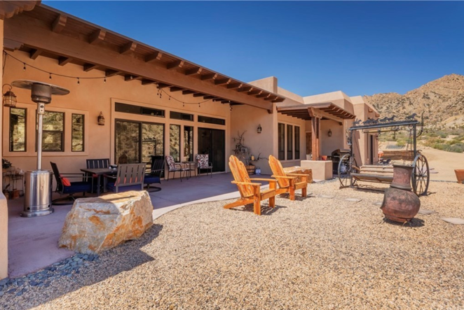 Así es el refugio de Amber Heard. La zona exterior cuenta con un porche y un área de comedor, así como con un pequeño puente colgante que conduce a un mirador. Lo que le faltaría a la propiedad es una piscina para sortear el sofocante calor de la zona.