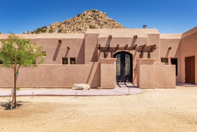 Así es el refugio de Amber Heard. Esta discreta propiedad de 24.000 metros cuadrados, alejada del mundanal ruido y de toda civilización, se encuentra en el desierto de Mojave, muy cerca del Parque Nacional Joshua Tree.