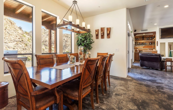 Así es el refugio de Amber Heard. La intérprete de Aquaman se hizo con ella un año antes de la pandemia, en 2019, por apenas 536.000 euros, aunque la actriz no se mudó a ella hasta la llegada de su proceso legal, momento en el que aprovechó para mantenerse lejos de Hollywood y de las cámaras.