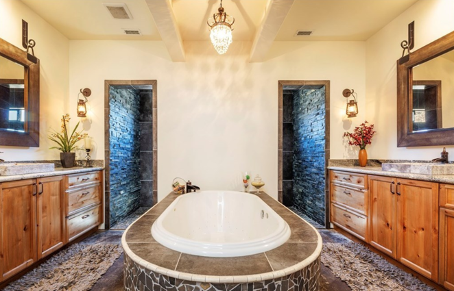 Así es el refugio de Amber Heard. Otras características destacables de la vivienda son puertas delanteras de hierro macizo, un sistema de sonido estéreo envolvente cableado en toda la casa y ventanas especiales para evitar el paso del calor.