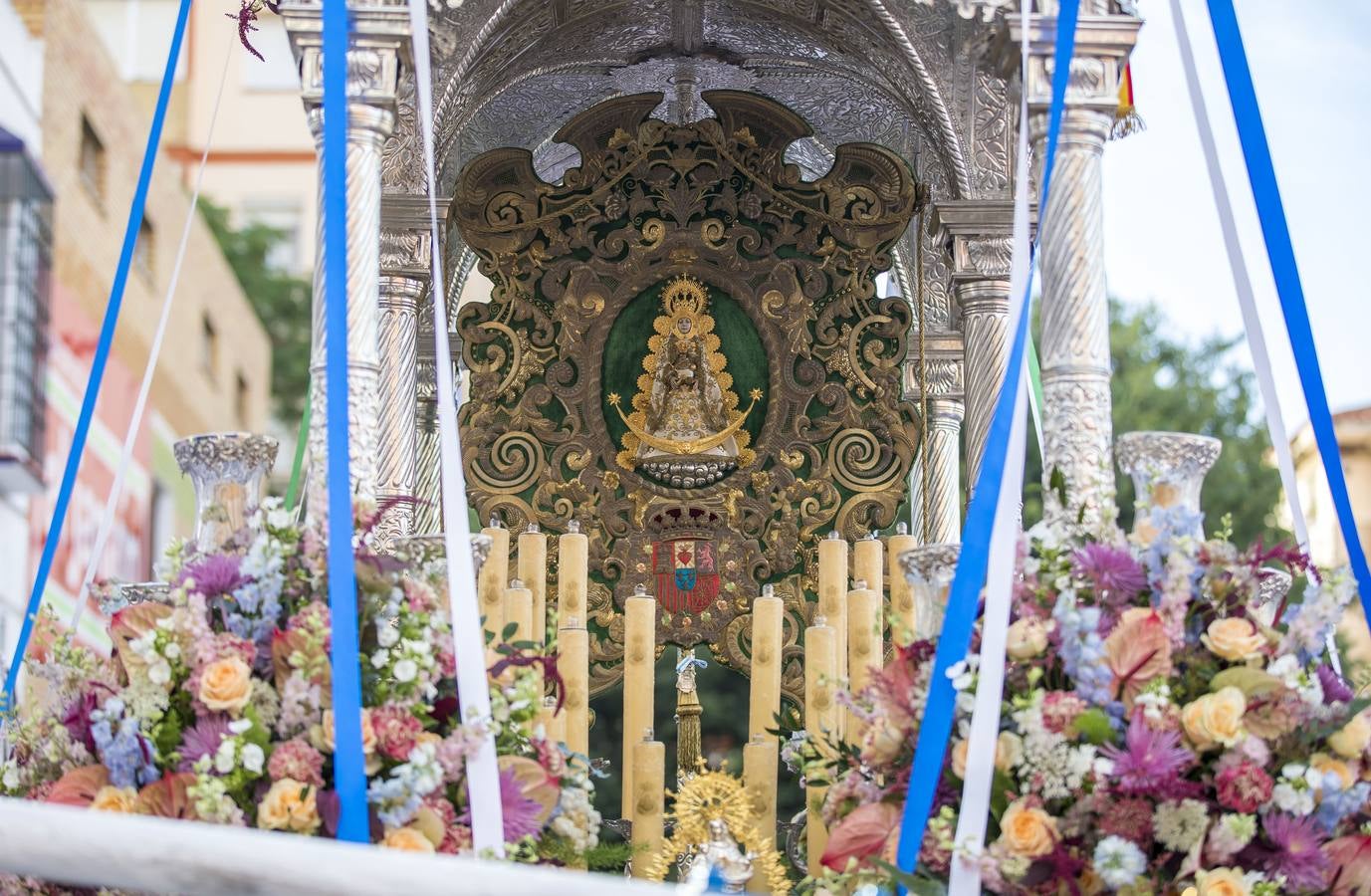 Multitudinaria salida de la Hermandad de Huelva hacia El Rocío