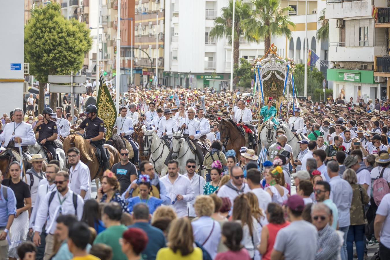 Multitudinaria salida de la Hermandad de Huelva hacia El Rocío