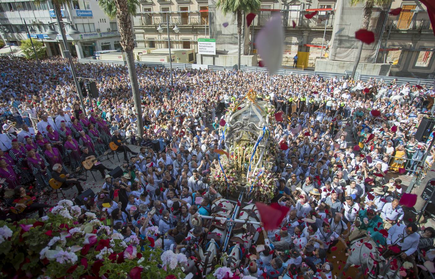 Multitudinaria salida de la Hermandad de Huelva hacia El Rocío