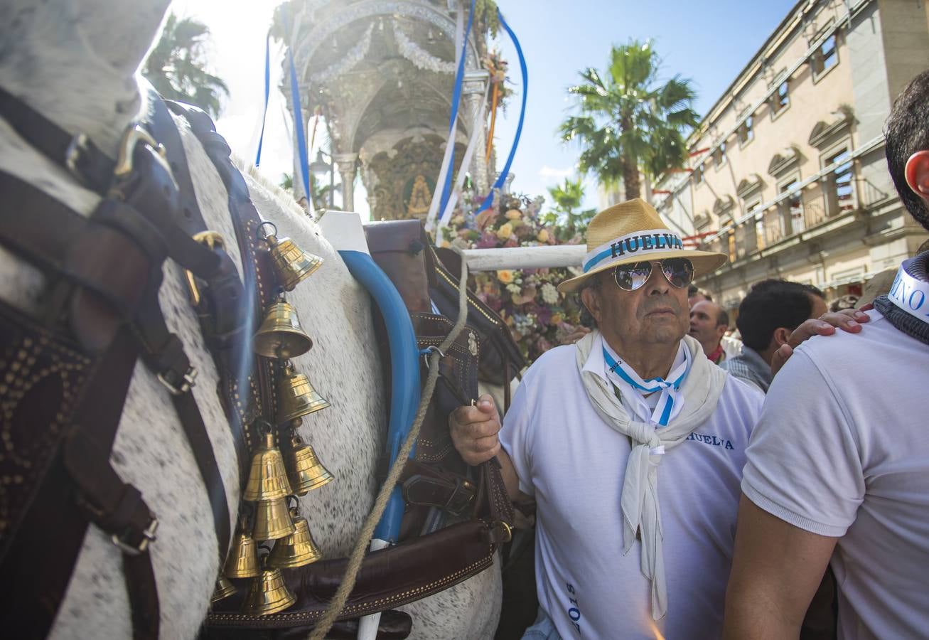 Multitudinaria salida de la Hermandad de Huelva hacia El Rocío