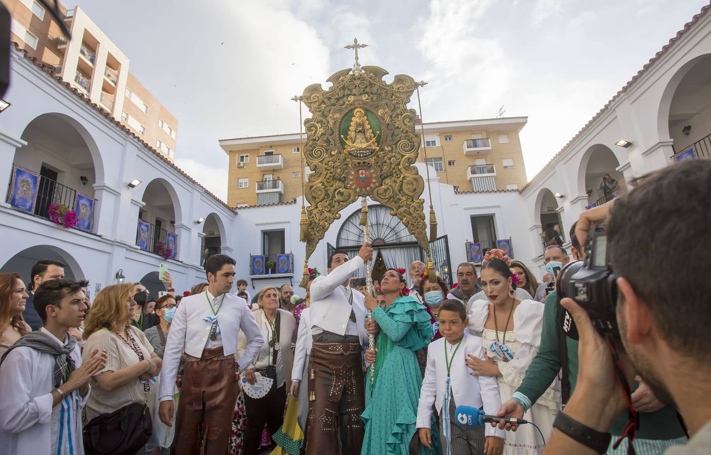 Multitudinaria salida de la Hermandad de Huelva hacia El Rocío