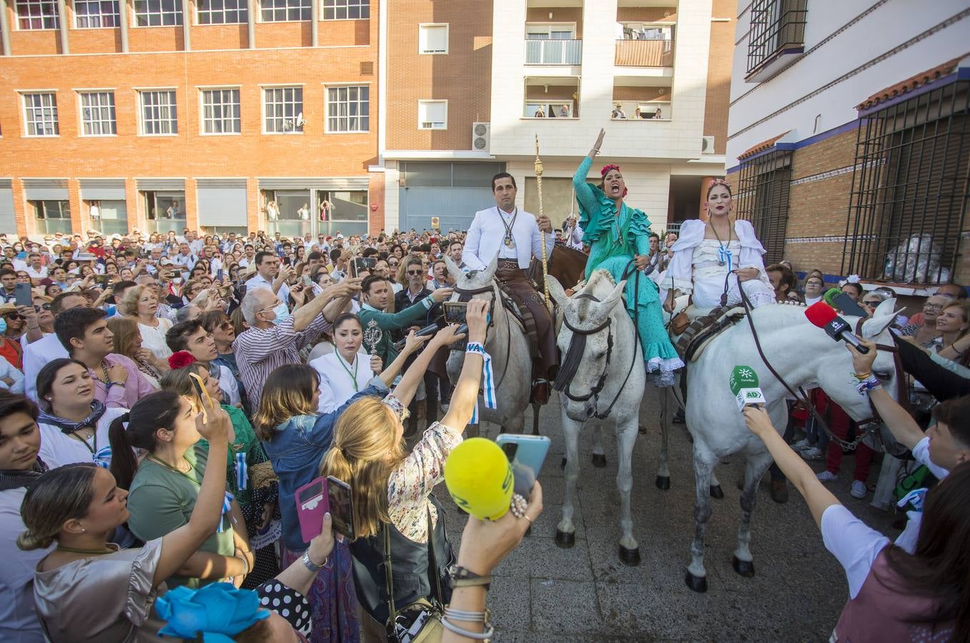 Multitudinaria salida de la Hermandad de Huelva hacia El Rocío