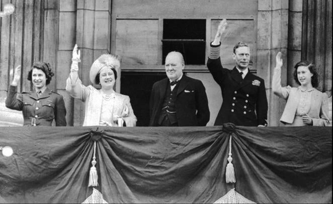 El 8 de mayo de 1945, el día en que la Alemania nazi claudicó antes los Aliados, Isabel II salió al balcón del Palacio de Buckinham para celebrar el principio del fin de la Segunda Guerra Mundial. Se la puede ver en el centro, junto a Winston Churchill, su padre, Jorge V, y su hermana, la princesa Margarita. 