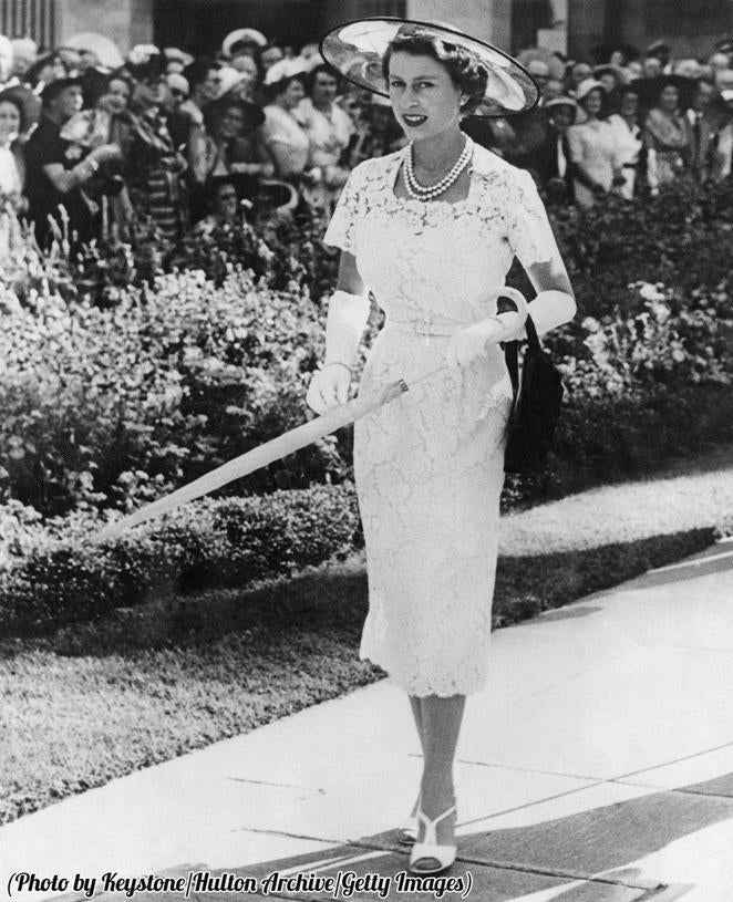 En 1952, la entonces princesa se encontraba de viaje con su marido, el duque de Edimburgo, en una remota zona de Kenia, que en aquella época era colonia británica. Gran amante de los animales, Isabel de Inglaterra se hospedaba en uno de los hoteles más pintorescos de África, el Treetops. Al día siguiente de llegar al hotel, el duque de Edimburgo comunicó a su esposa la triste noticia de que su padre, el rey Jorge VI, que estaba enfermo desde hacía tiempo, había fallecido durante la noche. 