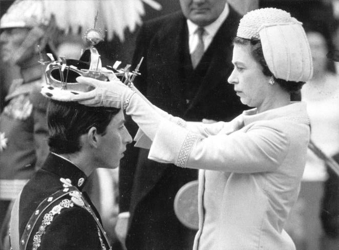 En 1969, ISABEL II invistió a su hijo Carlos como Príncipe en una ceremonia celebrada en el castillo de Caernarvon. 