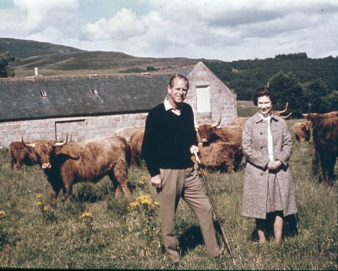 El duque de Edimburgo y la Reina Isabel II, durante unas vacaciones en Balmoral. 