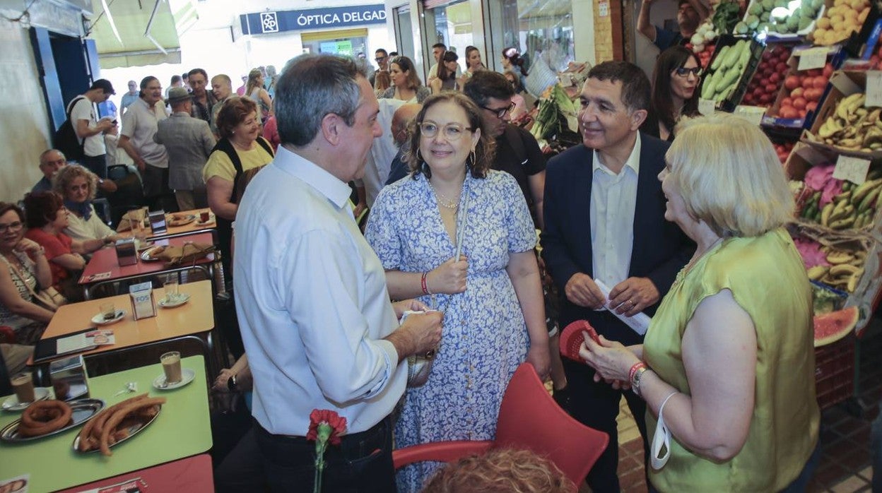 En imágenes, Juan Espadas visita el barrio sevillano del Parque Alcosa en el inicio de su campaña