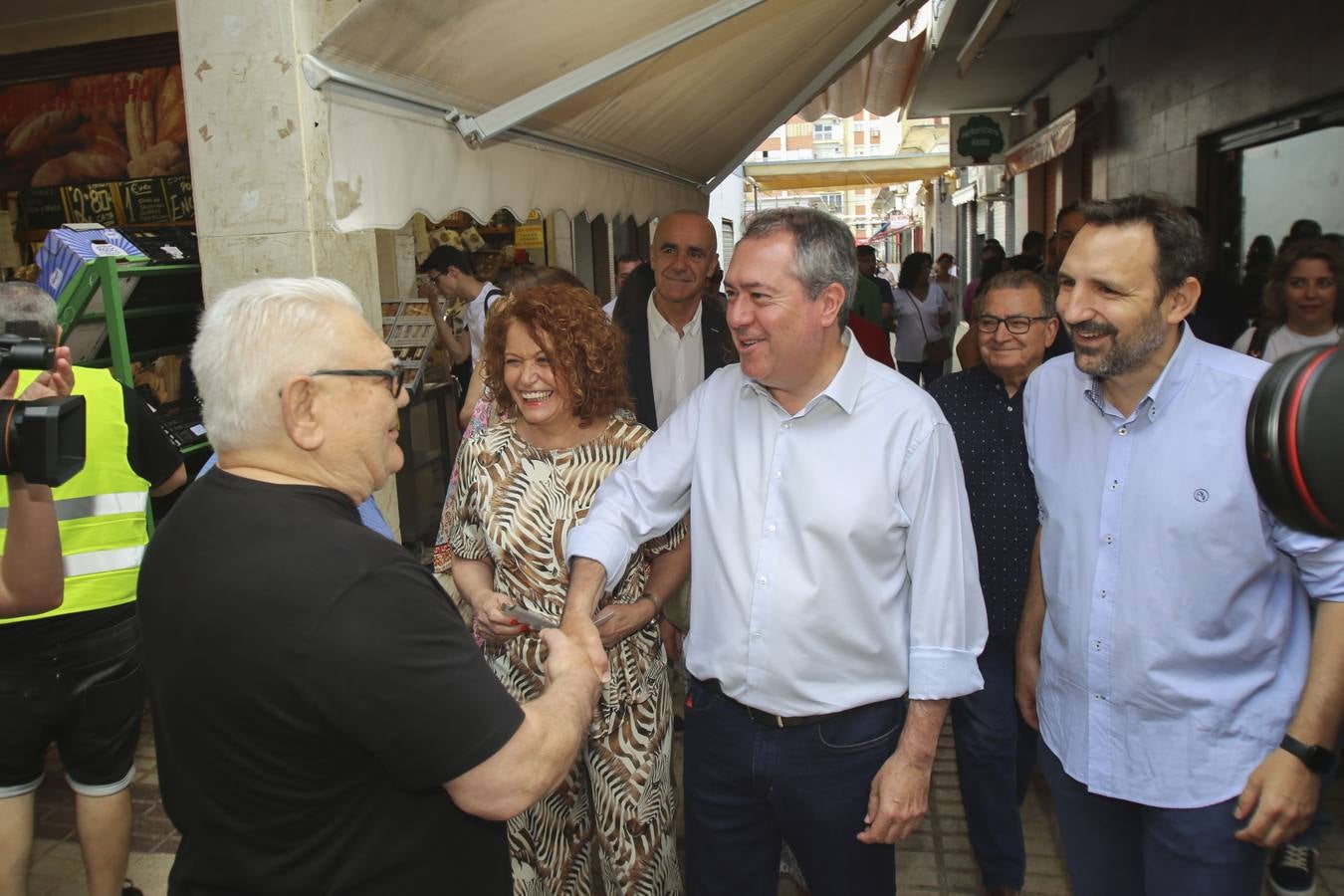 En imágenes, Juan Espadas visita el barrio sevillano del Parque Alcosa en el inicio de su campaña