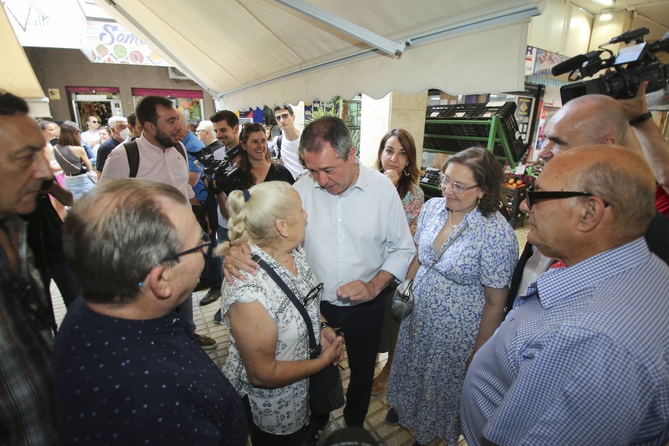 En imágenes, Juan Espadas visita el barrio sevillano del Parque Alcosa en el inicio de su campaña