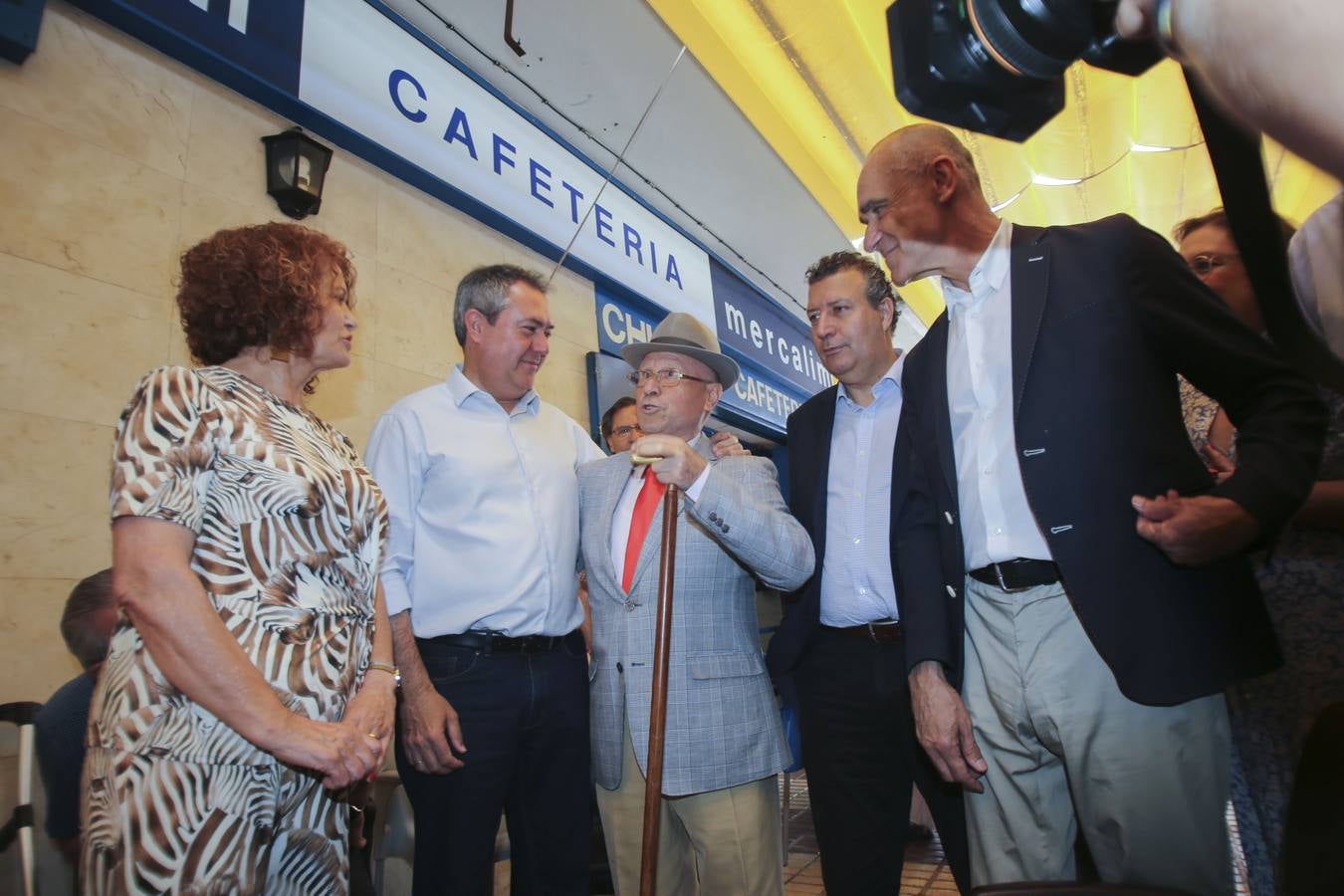 En imágenes, Juan Espadas visita el barrio sevillano del Parque Alcosa en el inicio de su campaña