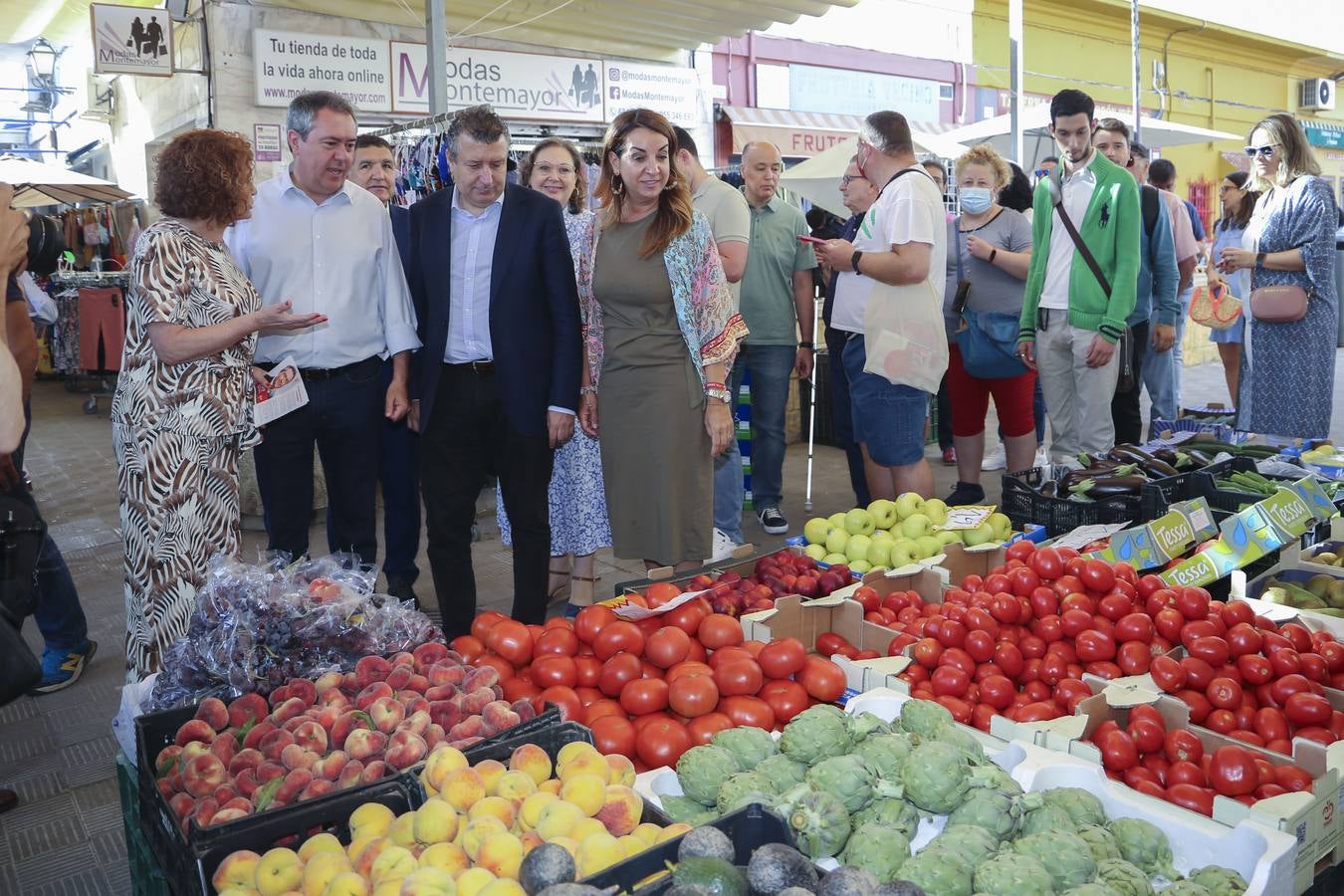 En imágenes, Juan Espadas visita el barrio sevillano del Parque Alcosa en el inicio de su campaña