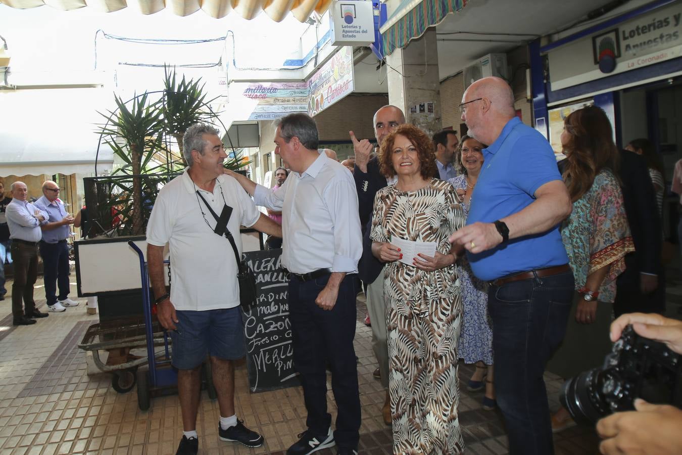 En imágenes, Juan Espadas visita el barrio sevillano del Parque Alcosa en el inicio de su campaña