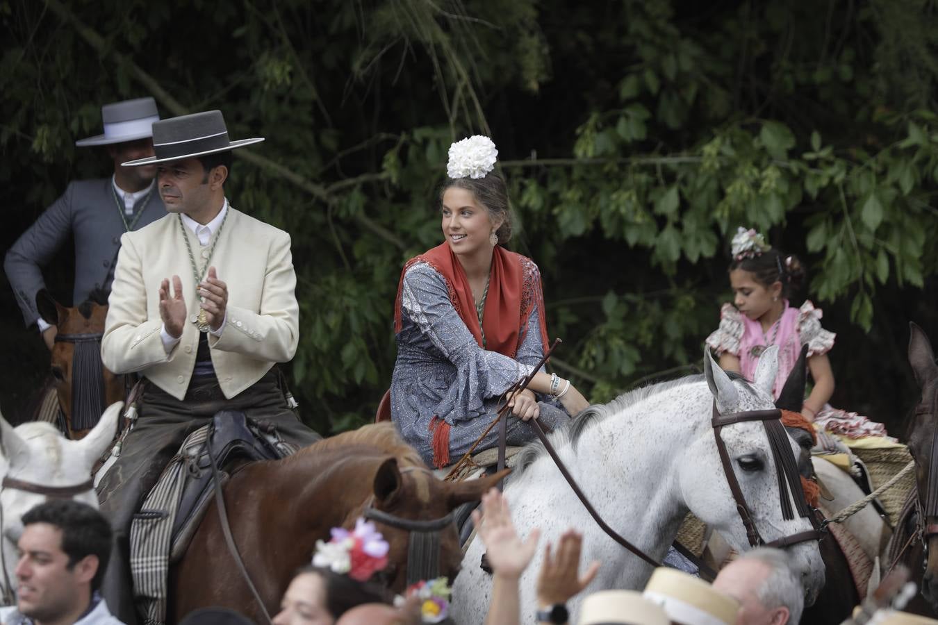 En imágenes, la Hermandad del Rocío de Sevilla a su paso por el Quema