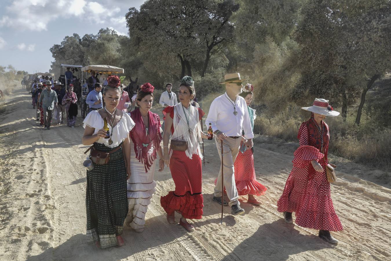 En imágenes, la Hermandad del Rocío de Sevilla a su paso por el Quema