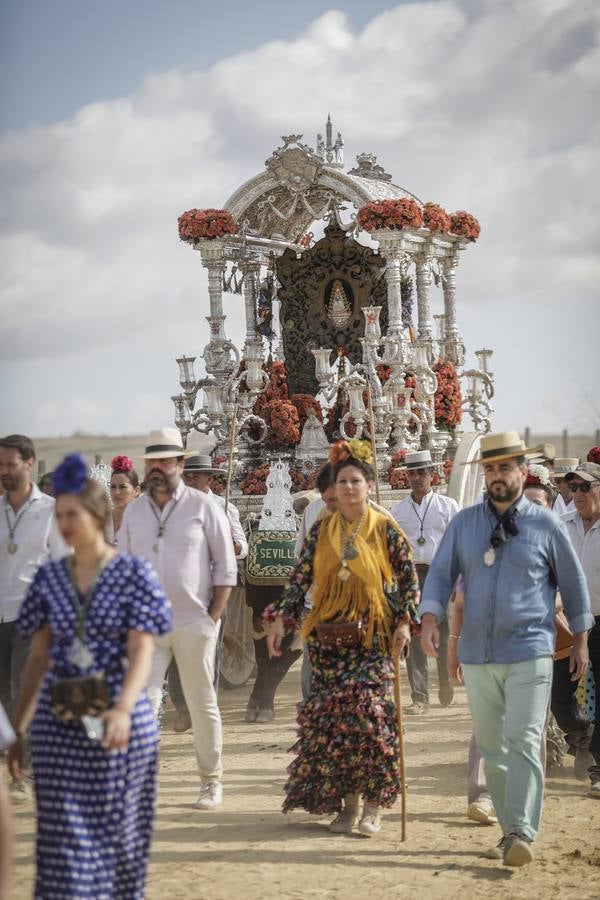 En imágenes, la Hermandad del Rocío de Sevilla a su paso por el Quema