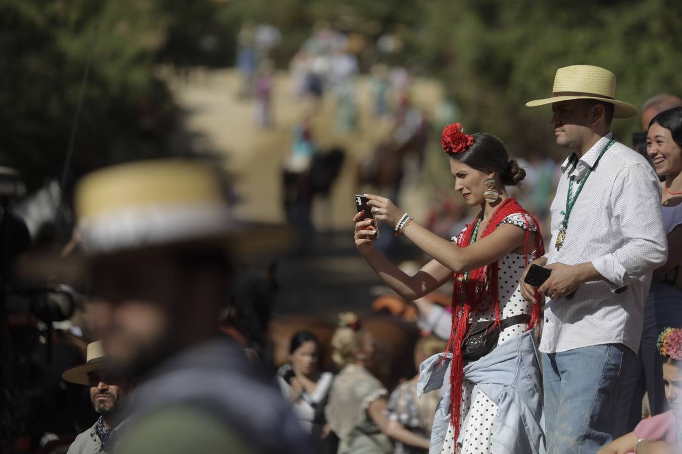 En imágenes, la Hermandad del Rocío de Sevilla a su paso por el Quema