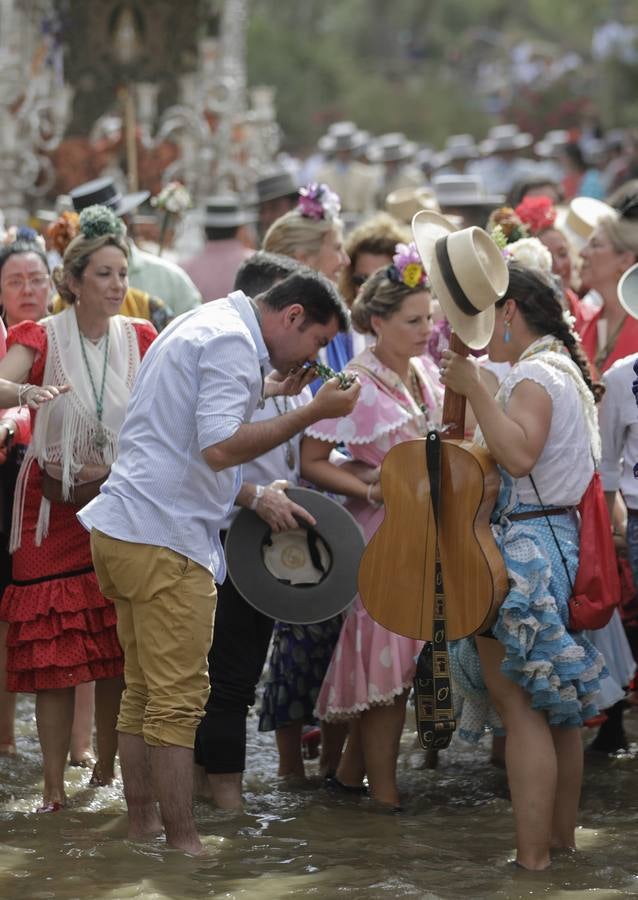 En imágenes, la Hermandad del Rocío de Sevilla a su paso por el Quema