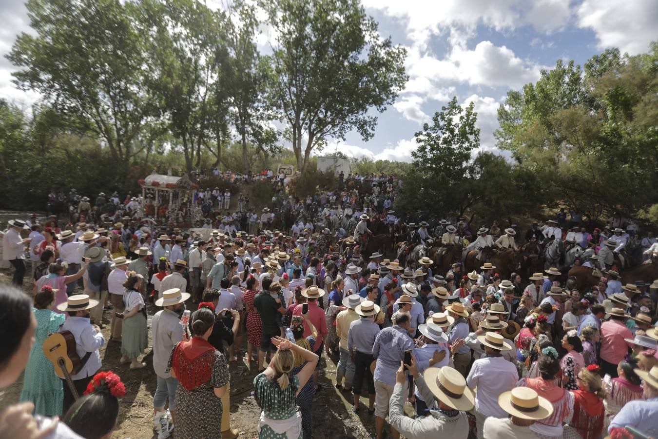 En imágenes, la Hermandad del Rocío de Sevilla a su paso por el Quema