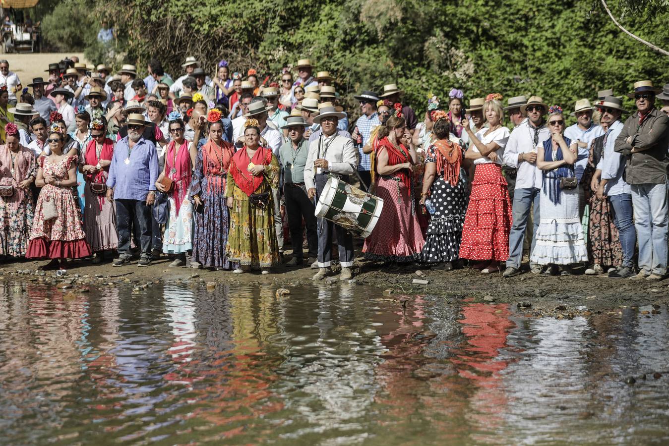 En imágenes, la Hermandad del Rocío de Sevilla a su paso por el Quema