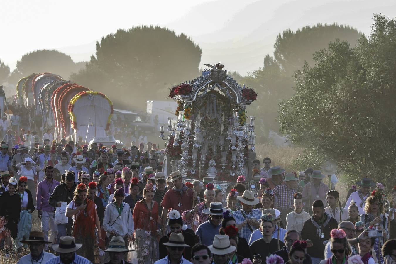 La Hermandad del Rocío de Triana a su paso por Quema