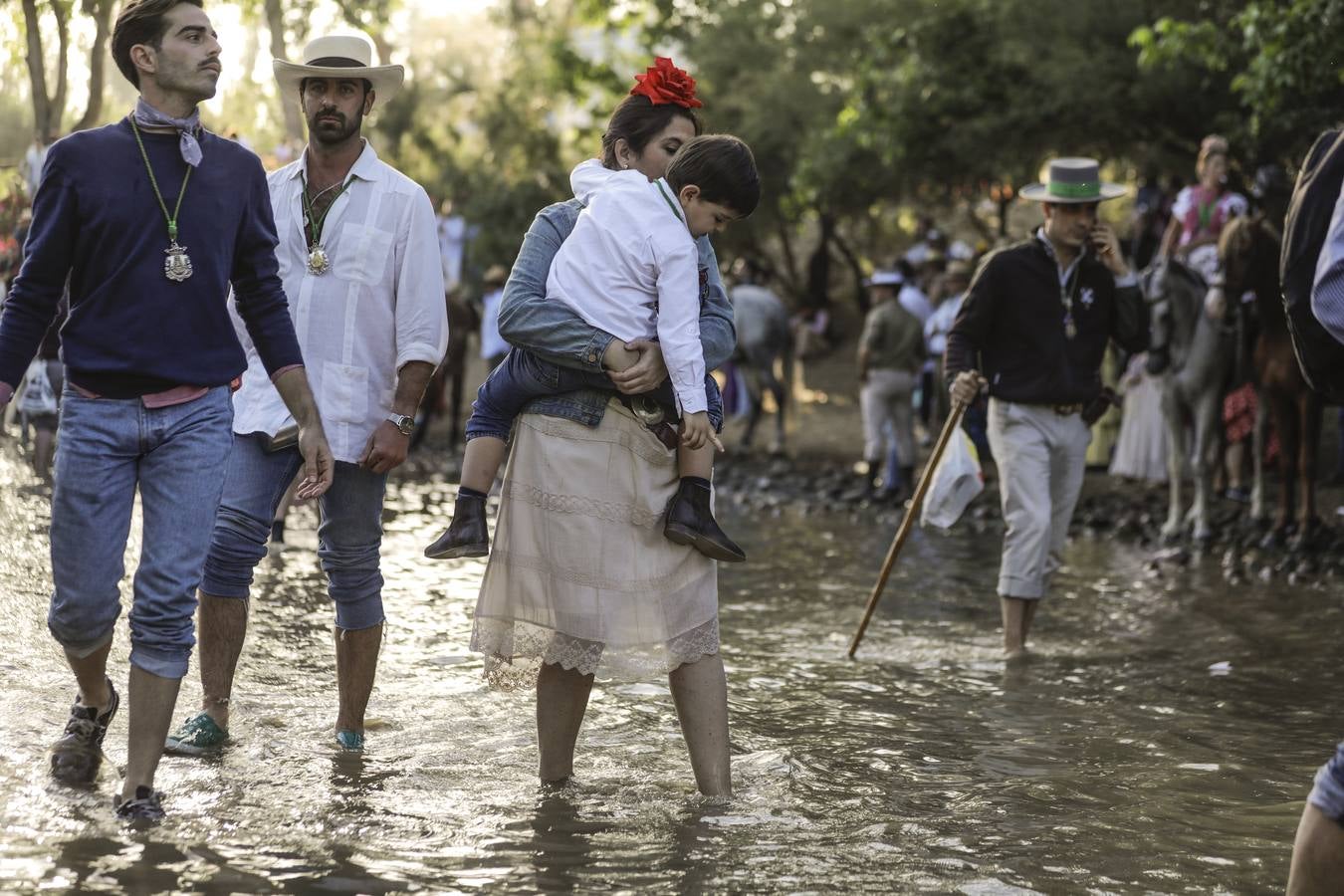 La Hermandad del Rocío de Triana a su paso por Quema