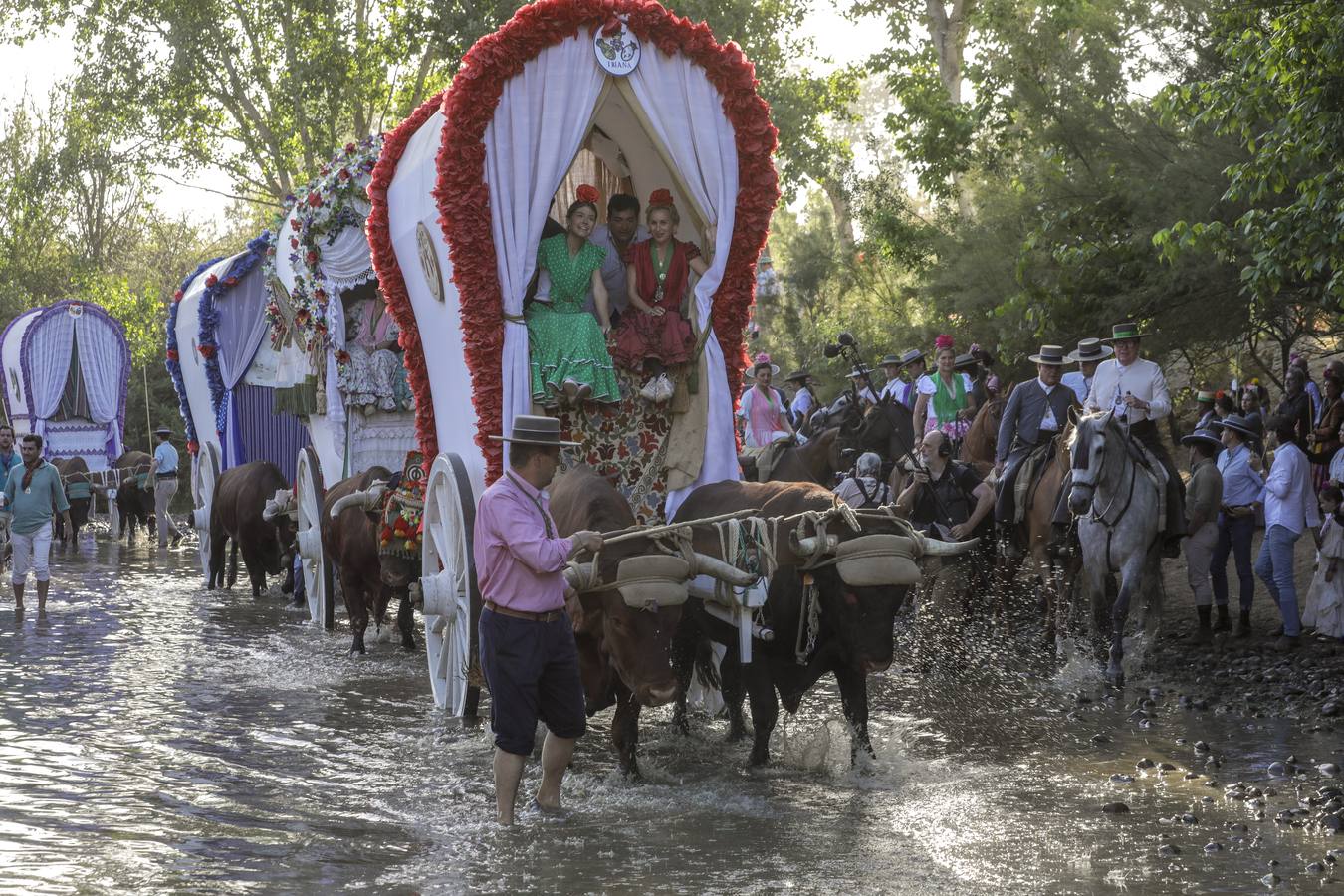 La Hermandad del Rocío de Triana a su paso por Quema