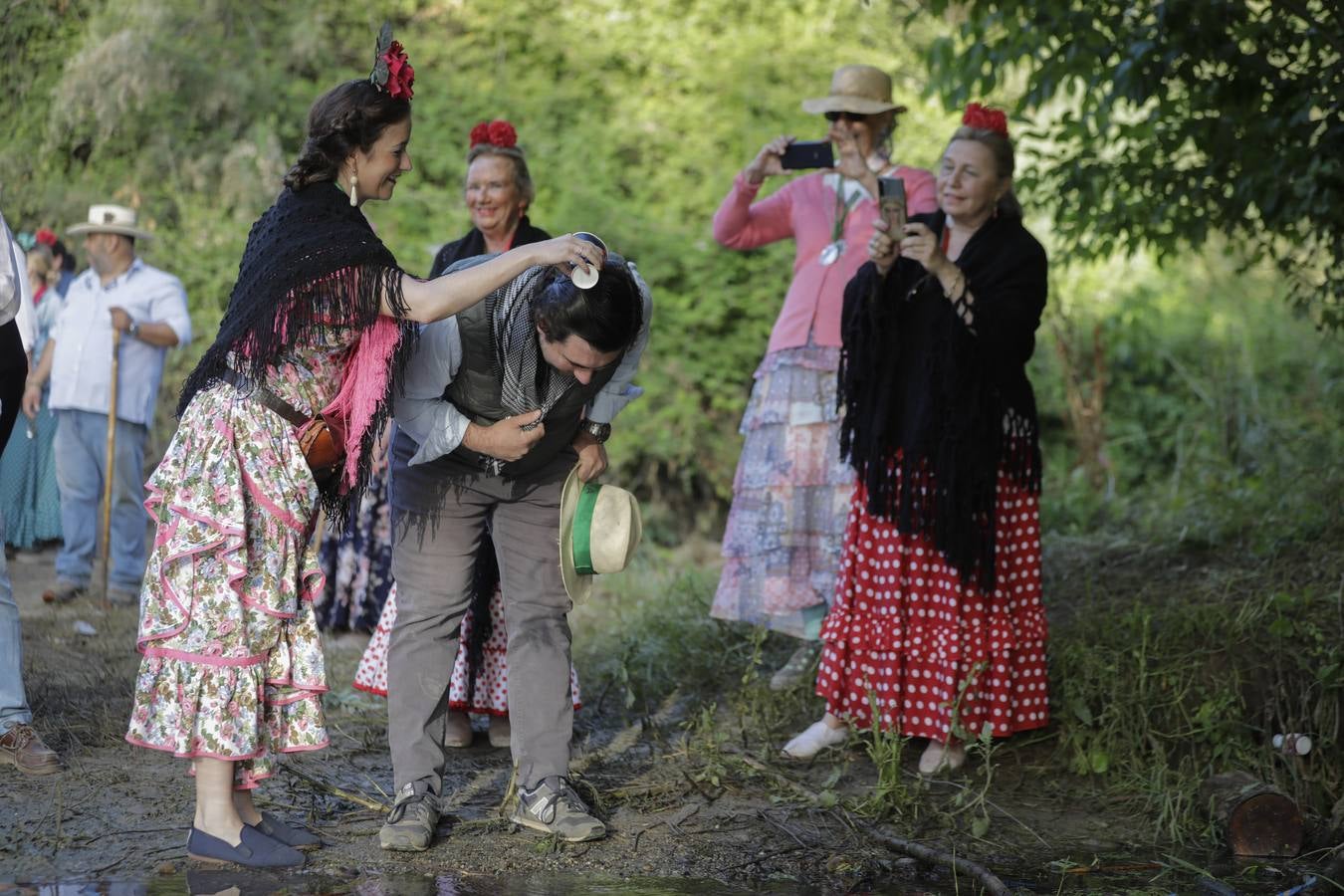 La Hermandad del Rocío de Triana a su paso por Quema