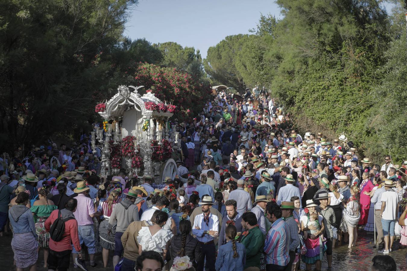 La Hermandad del Rocío de Triana a su paso por Quema