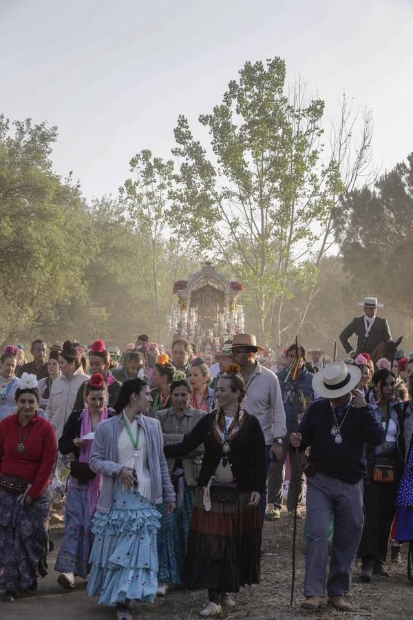 La Hermandad del Rocío de Triana a su paso por Quema