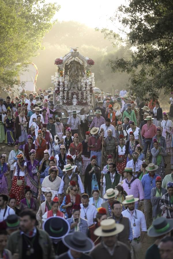 La Hermandad del Rocío de Triana a su paso por Quema