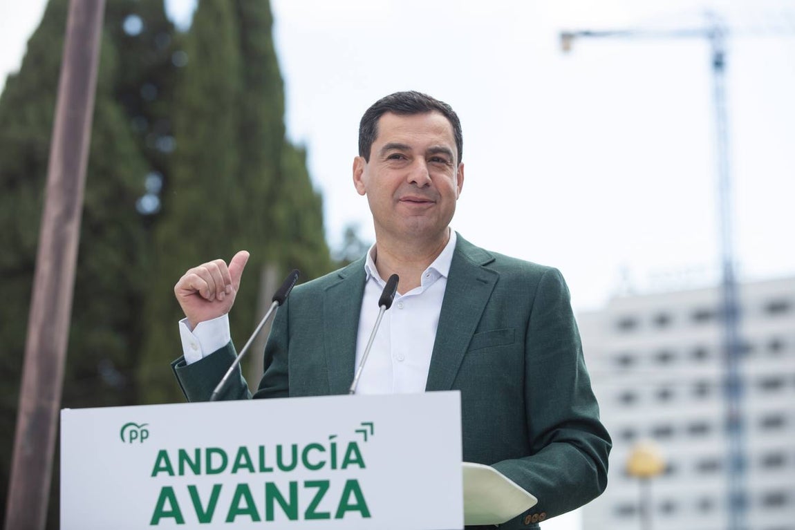 Primeros pasos de campaña de Juanma Moreno a las puertas del Hospital Militar de Sevilla