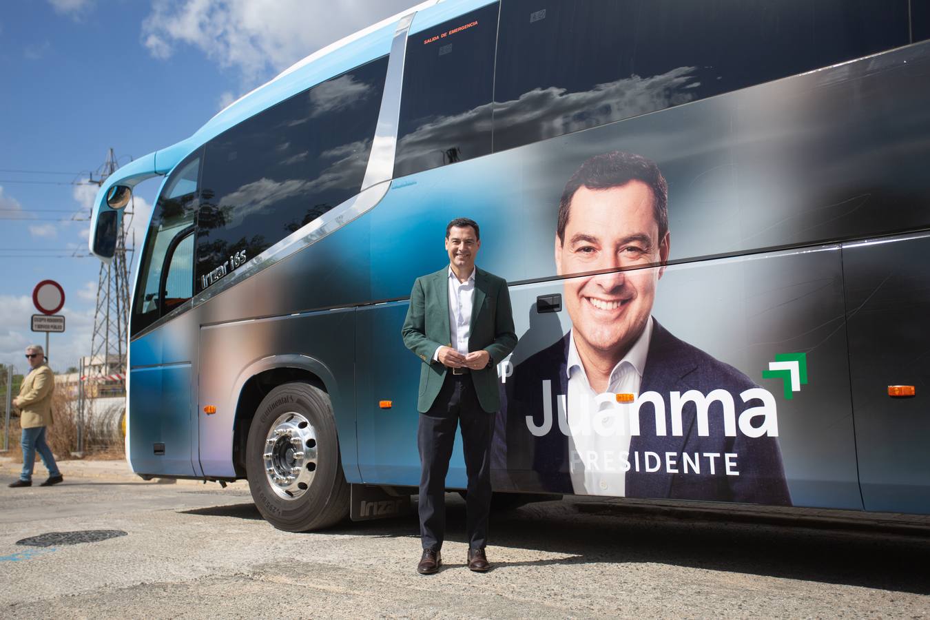 Primeros pasos de campaña de Juanma Moreno a las puertas del Hospital Militar de Sevilla