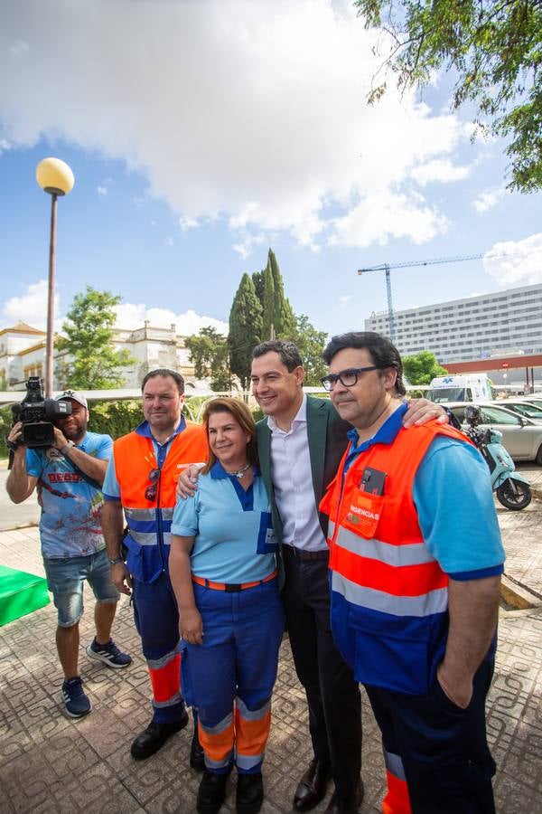 Primeros pasos de campaña de Juanma Moreno a las puertas del Hospital Militar de Sevilla