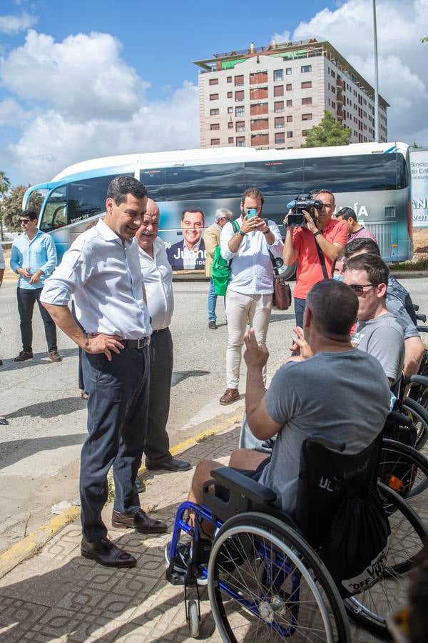 Primeros pasos de campaña de Juanma Moreno a las puertas del Hospital Militar de Sevilla