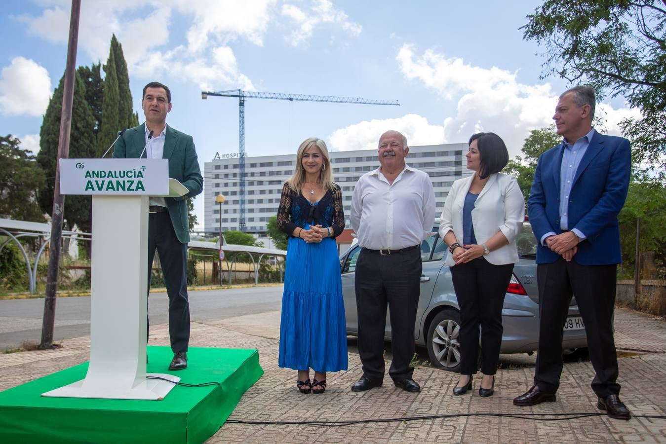 Primeros pasos de campaña de Juanma Moreno a las puertas del Hospital Militar de Sevilla