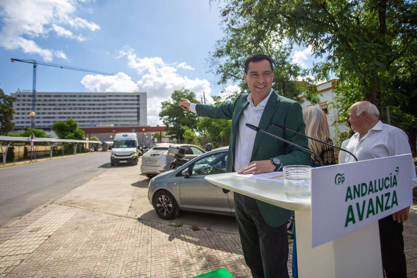 Primeros pasos de campaña de Juanma Moreno a las puertas del Hospital Militar de Sevilla