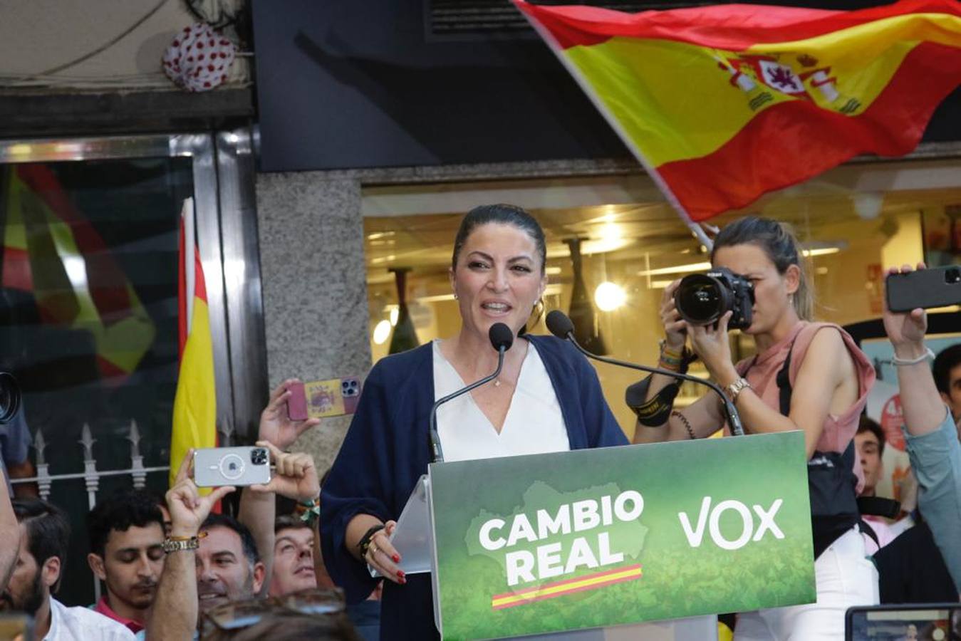 Vox llena la calle Asunción, en imágenes